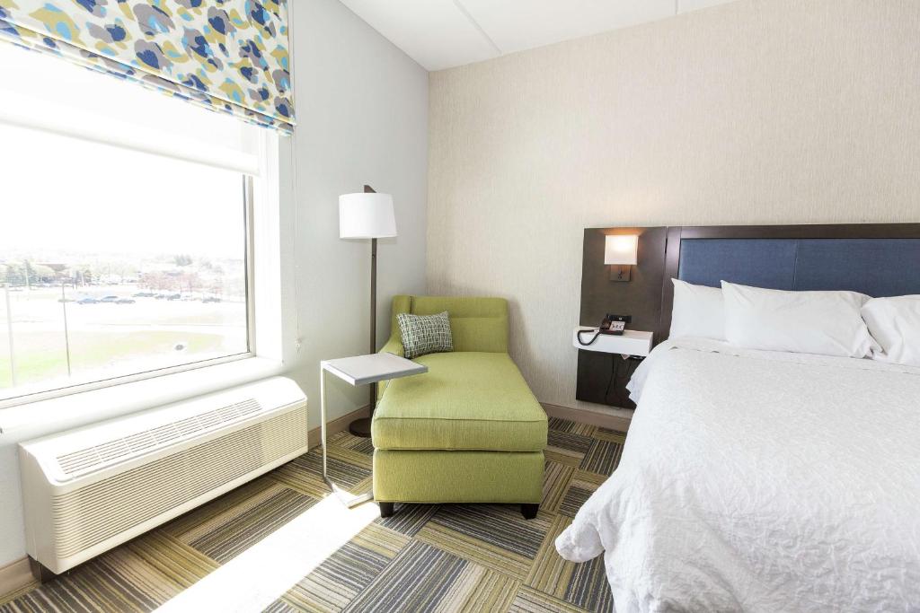Postel nebo postele na pokoji v ubytování Hampton Inn & Suites Syracuse North Airport Area