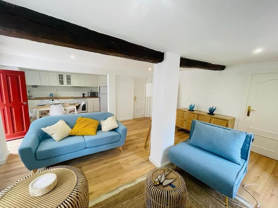 a living room with a blue couch and two chairs at Precioso apartamento reformado 2HAB in Elanchove