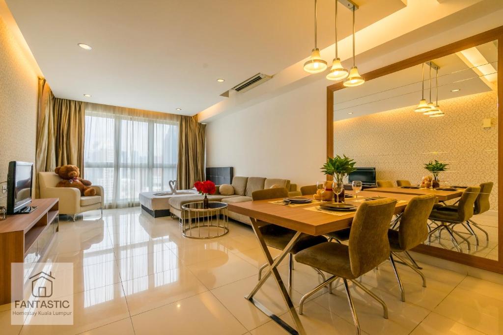 una sala da pranzo e un soggiorno con tavolo e sedie. di Wonderful KLCC View at Regalia Suites a Kuala Lumpur