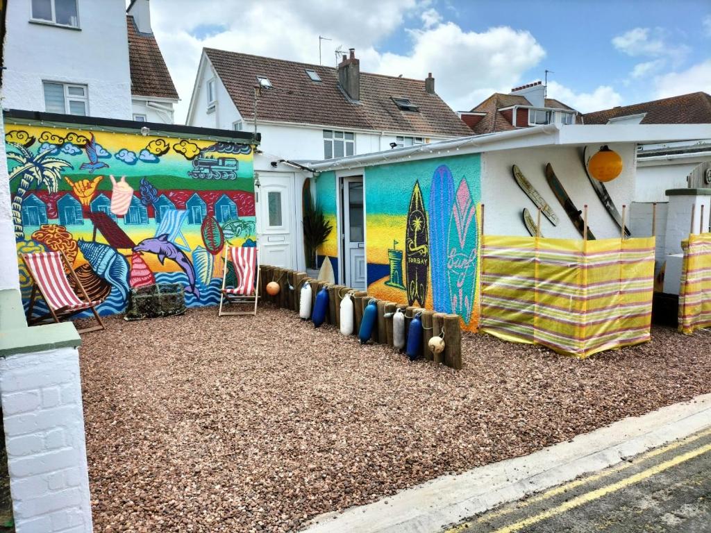 malowidło ścienne na boku budynku z deskami surfingowymi w obiekcie Sea Shells w mieście Torquay