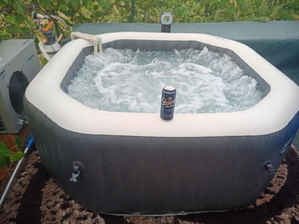 una lata de cerveza sentada en una bañera de agua en Rekreačný dom Railip, en Trávnica