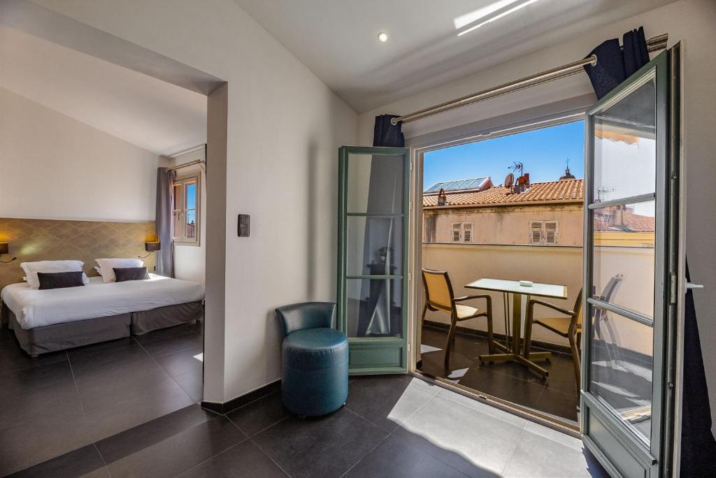 Postel nebo postele na pokoji v ubytování Hotel POZZO DI BORGO