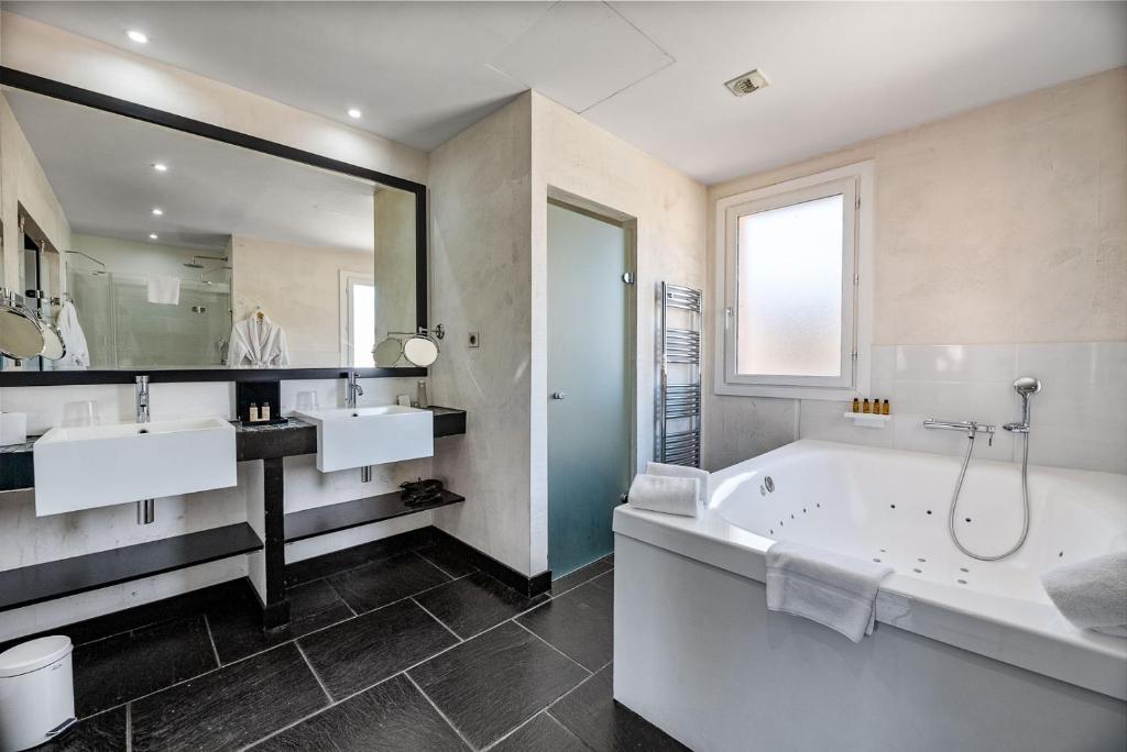 Koupelna v ubytování Hotel POZZO DI BORGO