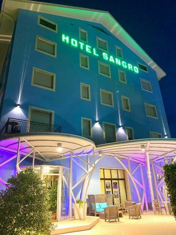 ein Hotel Samara wird nachts beleuchtet in der Unterkunft Hotel Sangro in Mozzagrogna