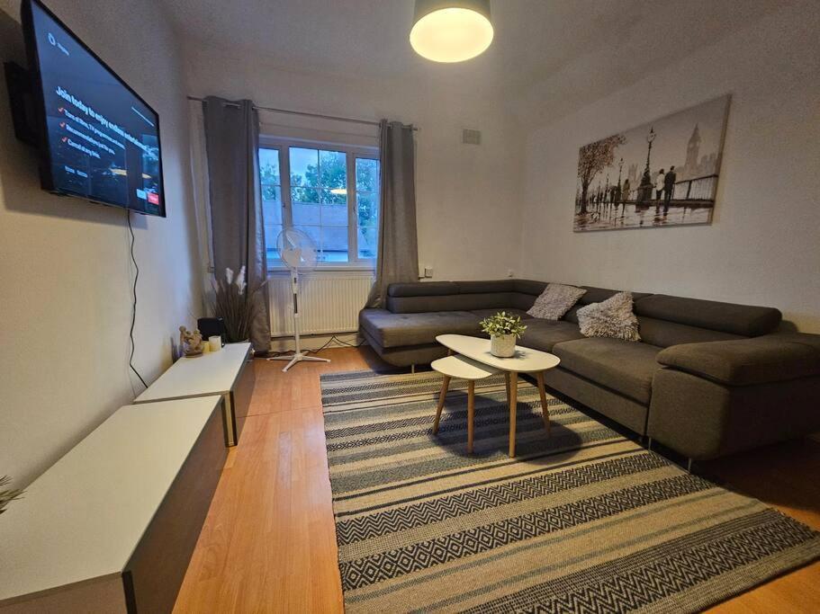 ein Wohnzimmer mit Sofa und Tisch in der Unterkunft Stylish 2 Bed Apt - Harry Potter/ Leavesden Studios/Watford/Hemel Hempstead - Families/Professionals & Contractors Welcome - Serviced Accomodation in Sarratt
