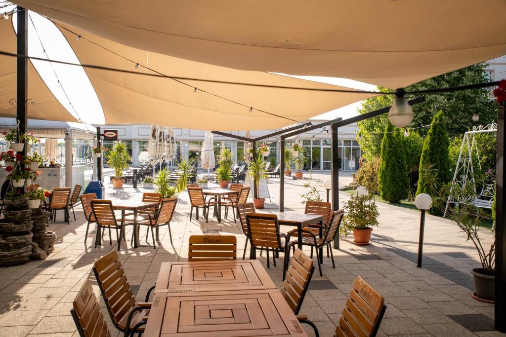 Restaurace v ubytování Unique Garden Hotel