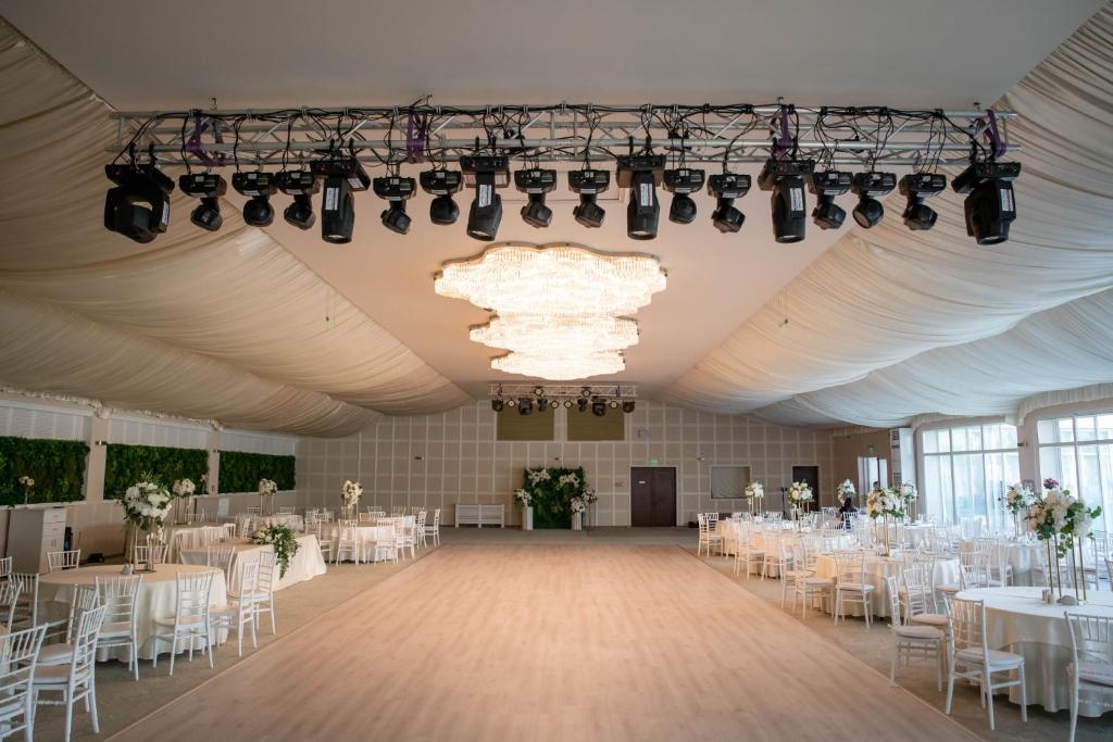 Restaurace v ubytování Unique Garden Hotel