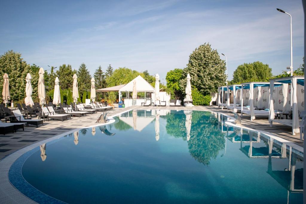 Bazén v ubytování Unique Garden Hotel nebo v jeho okolí