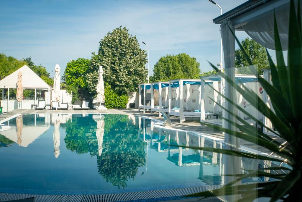 Bazén v ubytování Unique Garden Hotel nebo v jeho okolí