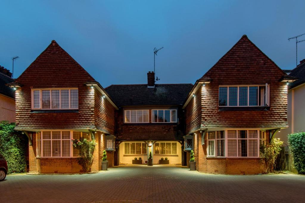 una casa con un coche aparcado delante de ella en Martel Guest House, en Londres