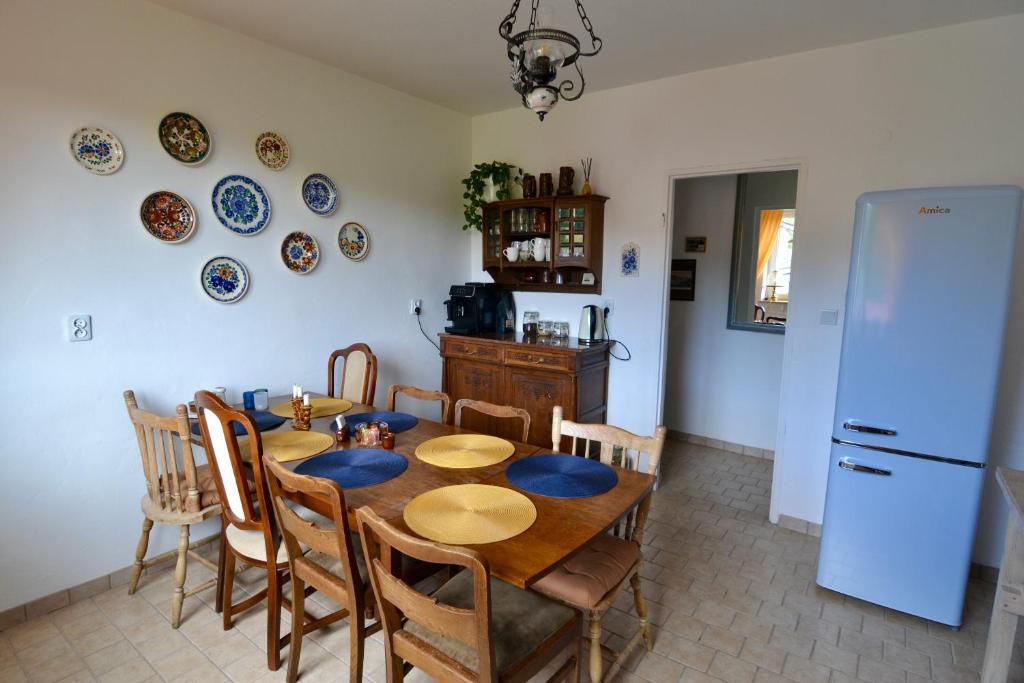 uma sala de jantar com uma mesa e um frigorífico em Dolina Piekielnicy 