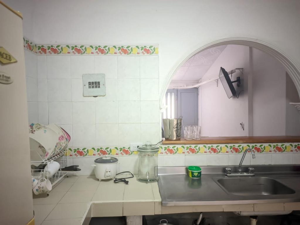 eine Küche mit einer Spüle und einer Arbeitsplatte in der Unterkunft Casa azul in Armenia