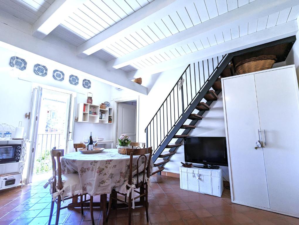 A kitchen or kitchenette at La Casa Delle Fate