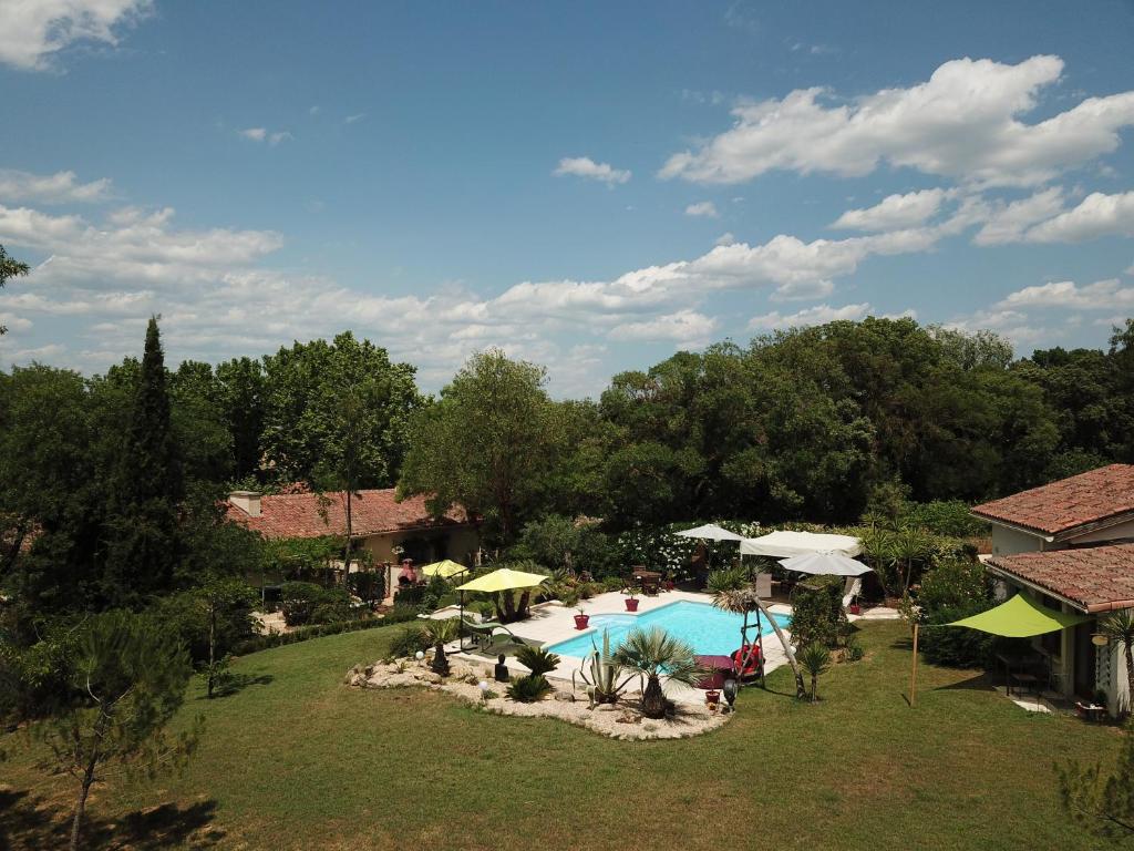 uma vista aérea de um resort com uma piscina em Domaine à l'Aise em Plaissan
