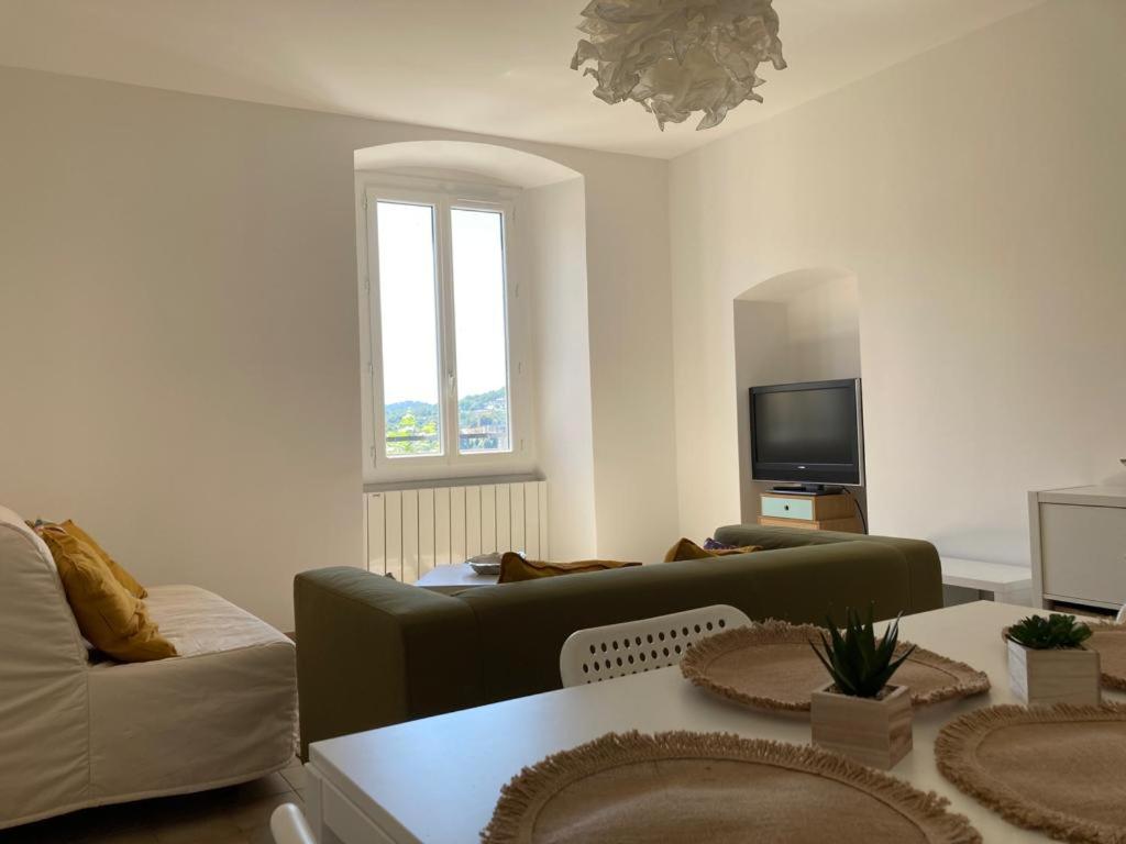 ein Wohnzimmer mit einem Sofa und einem Tisch in der Unterkunft Joli appartement dans le centre ville de Corte in Corte
