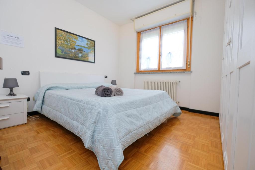 ein weißes Schlafzimmer mit einem Bett und einem Fenster in der Unterkunft [BERGAMO CENTRO] Elegante appartamento in Bergamo