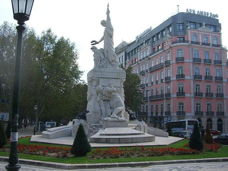 リスボンにあるLuxury Apartment in City Centre - Avenida da Liberdadeの大きな建物前の像