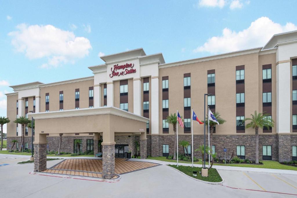 Hampton Inn & Suites By Hilton-Corpus Christi Portland,Tx في بورتلاند: تقديم اجنحة هامبتون ان انهايم