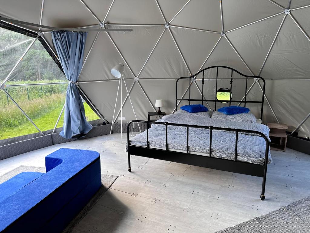 Postel nebo postele na pokoji v ubytování Glamping Stodoła Dome