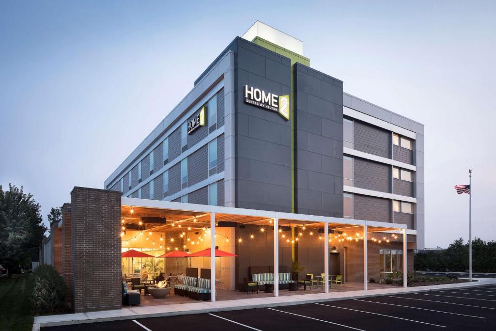 Un edificio de oficinas con un hotel en casa. en Home2 Suites By Hilton Mishawaka South Bend, en Mishawaka