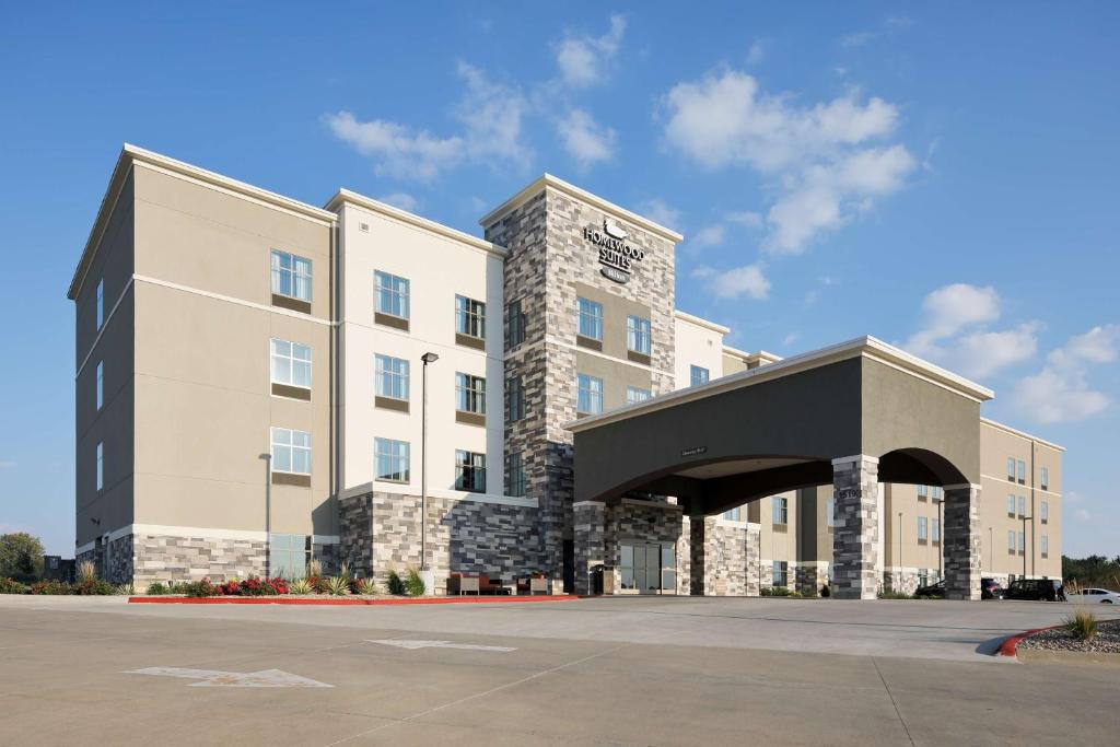 d'un bâtiment d'hôtel avec un parking dans l'établissement Homewood Suites By Hilton Topeka, à Topeka