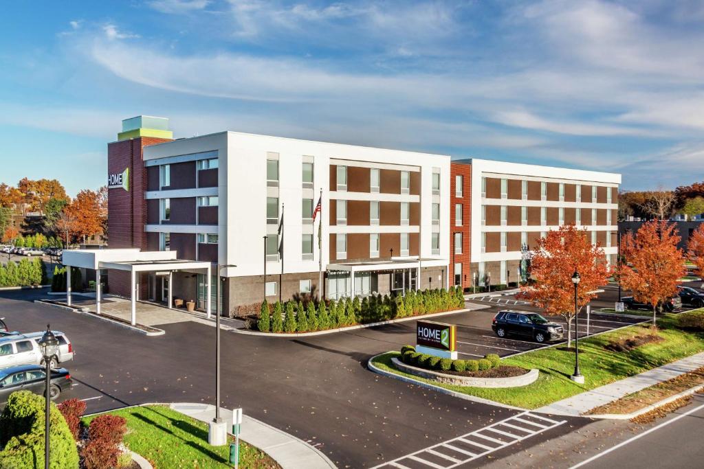 アルバニーにあるHome2 Suites by Hilton Albany Airport/Wolf Rdの駐車場付きの建物の表示