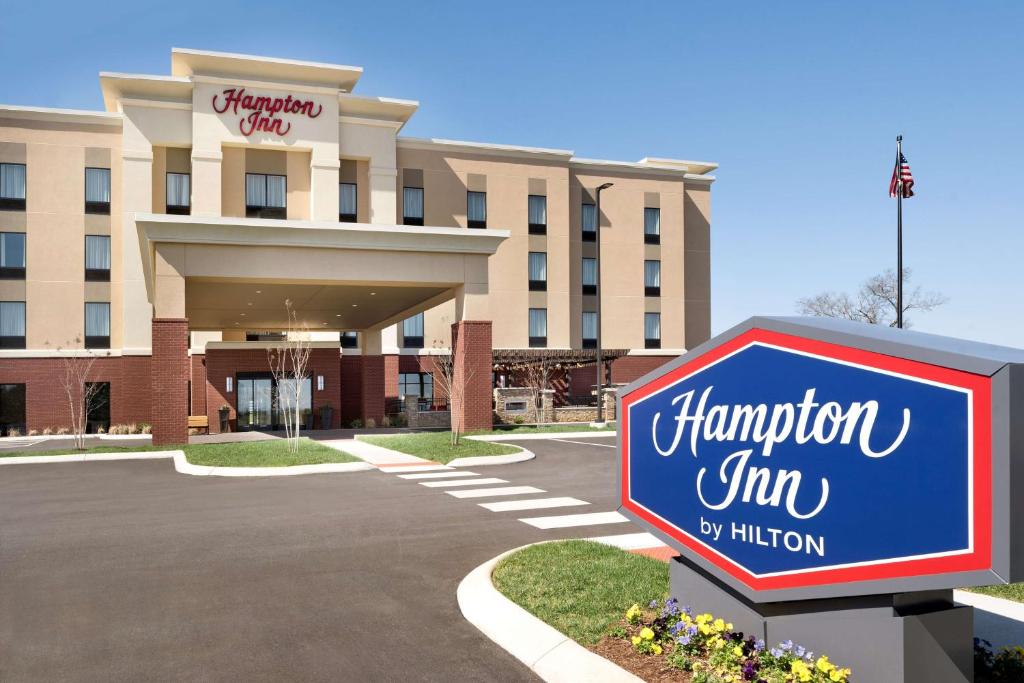 un cartello di fronte a una locanda dell'Hampton di Hampton Inn by Hilton Spring Hill, TN a Kedron