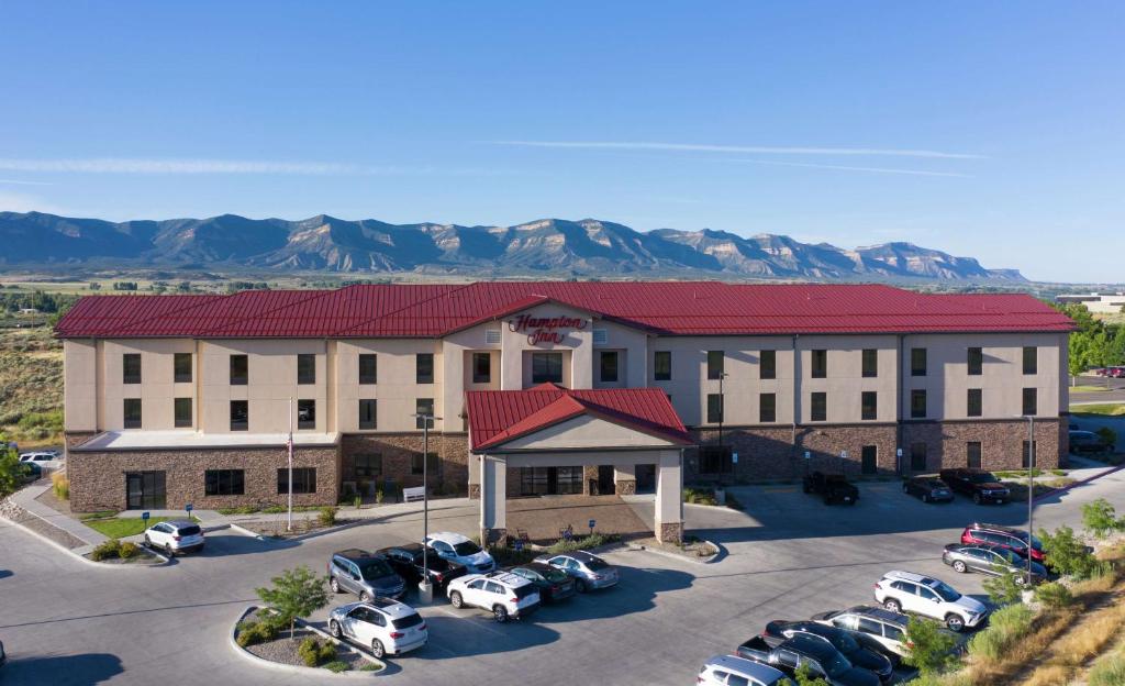 una vista aérea de un hotel con coches aparcados en un aparcamiento en Hampton Inn Mesa Verde/Cortez Co en Cortez