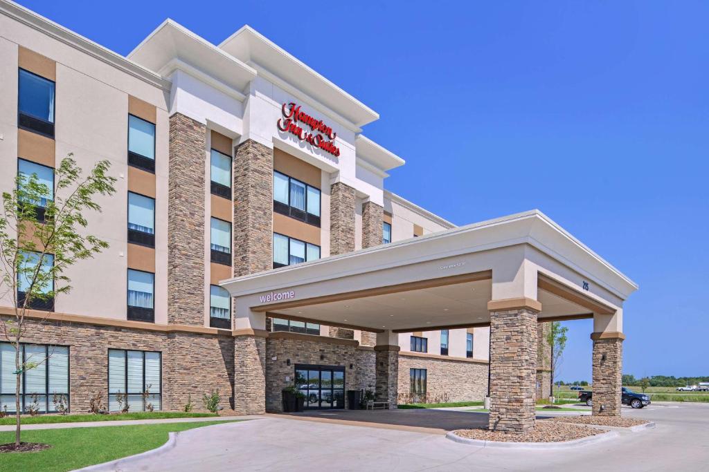 eine Darstellung der Vorderseite eines Hotels in der Unterkunft Hampton Inn and Suites Altoona-Des Moines by Hilton in Altoona