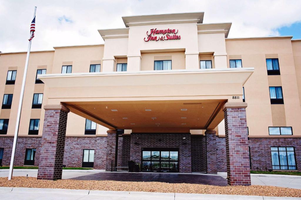 a rendering of the front of the hampton inn suites minneapolis at Hampton Inn & Suites Des Moines/Urbandale Ia in Urbandale