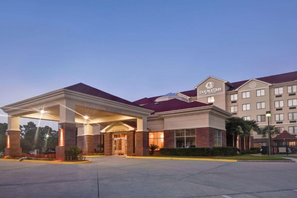 un edificio de hotel con un aparcamiento enfrente en DoubleTree by Hilton Hattiesburg, MS en Hattiesburg