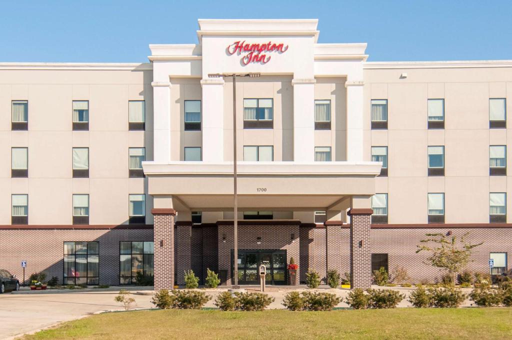 a rendering of the front of the holiday inn hotel at Hampton Inn Opelousas in Opelousas