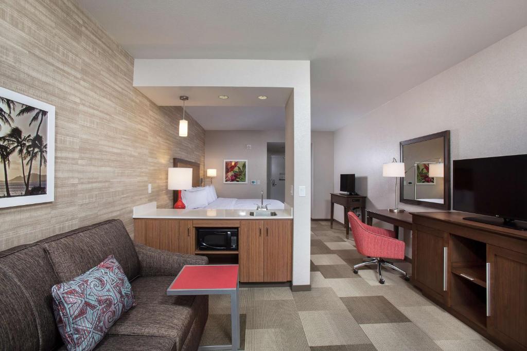 Hampton Inn & Suites Oahu Kapolei - FREE Parking - No Resort Fee - King Studio Suite - No Fumador