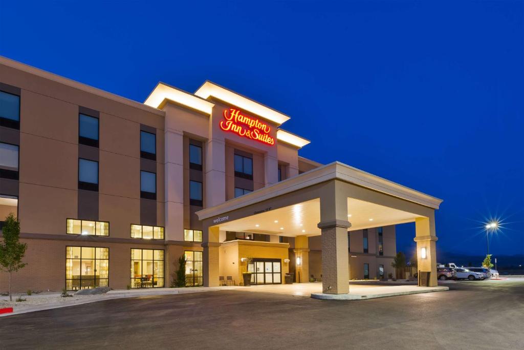 ein Hotel mit einem Schild auf der Vorderseite in der Unterkunft Hampton Inn & Suites Wells, Nv in Wells