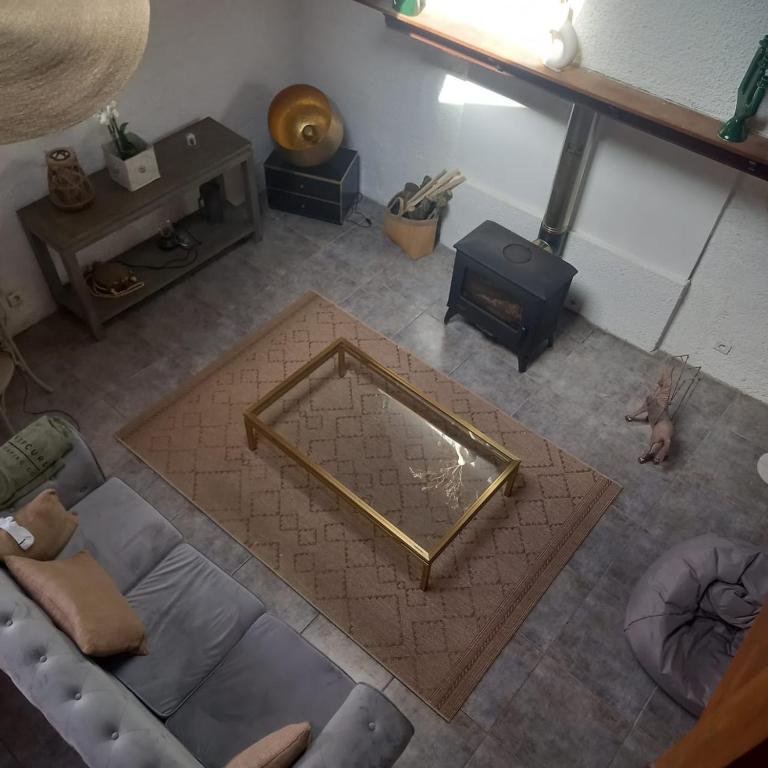 - un salon avec un canapé et une cheminée dans l'établissement Maison de charme, raffinée dans village historique, à Vervant