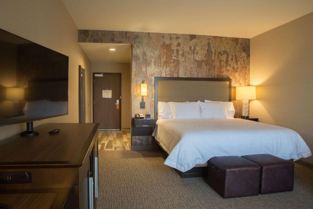 um quarto de hotel com uma cama e uma televisão de ecrã plano em Hampton Inn & Suites Murrieta em Murrieta