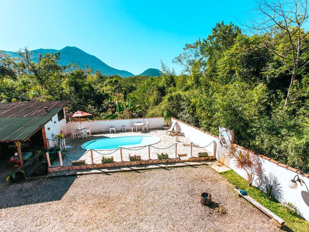 una imagen de un patio trasero con piscina en Pousada Sol Nascente, en Ubatuba
