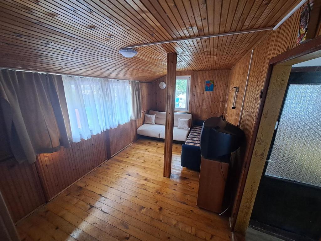 Habitación pequeña con cama en una habitación de madera en Olive cabin - Kuća maslina i mira u Đenovićima!, en Herceg-Novi