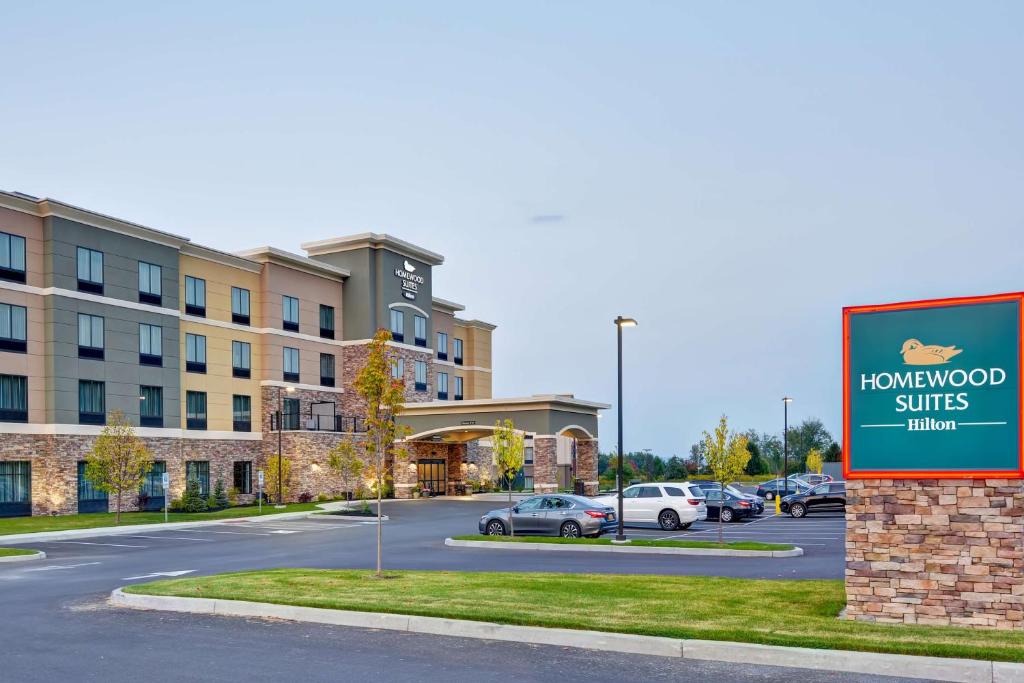una señal para un hotel de suites Hammond en un estacionamiento en Homewood Suites By Hilton New Hartford Utica en Clinton