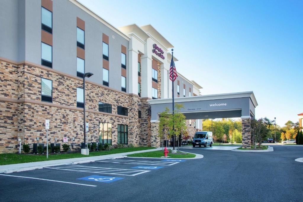 ein Gebäude mit einem LKW, der davor parkt in der Unterkunft Hampton Inn &amp; Suites Glenarden&#47;Washington DC in Largo