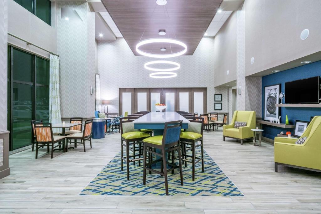 Posezení v ubytování Hampton Inn & Suites Glenarden/Washington DC