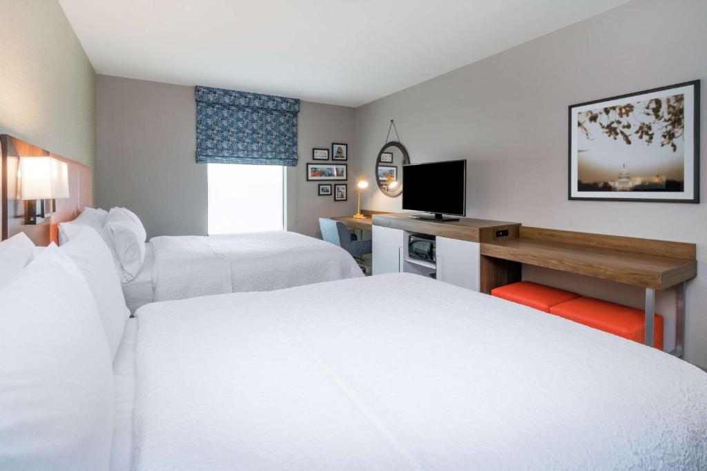 Ein Bett oder Betten in einem Zimmer der Unterkunft Hampton Inn &amp; Suites Glenarden&#47;Washington DC