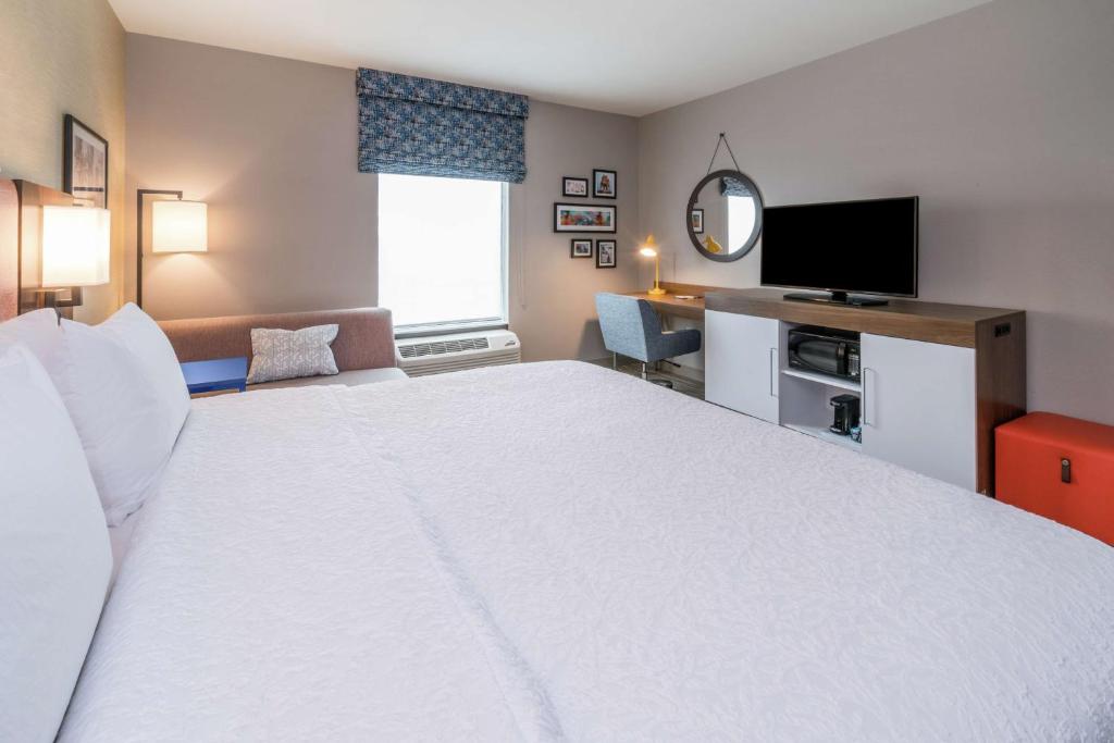 Ein Bett oder Betten in einem Zimmer der Unterkunft Hampton Inn &amp; Suites Glenarden&#47;Washington DC