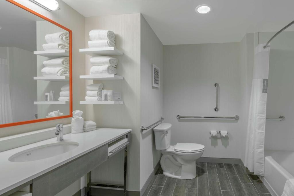 Ein Badezimmer in der Unterkunft Hampton Inn &amp; Suites Glenarden&#47;Washington DC
