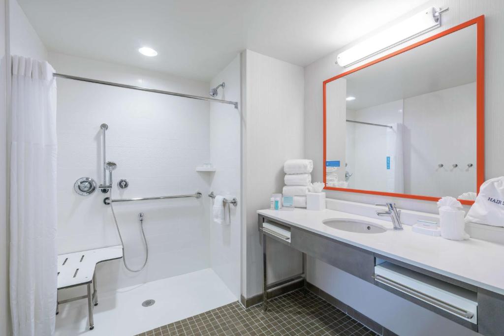 Ein Badezimmer in der Unterkunft Hampton Inn &amp; Suites Glenarden&#47;Washington DC