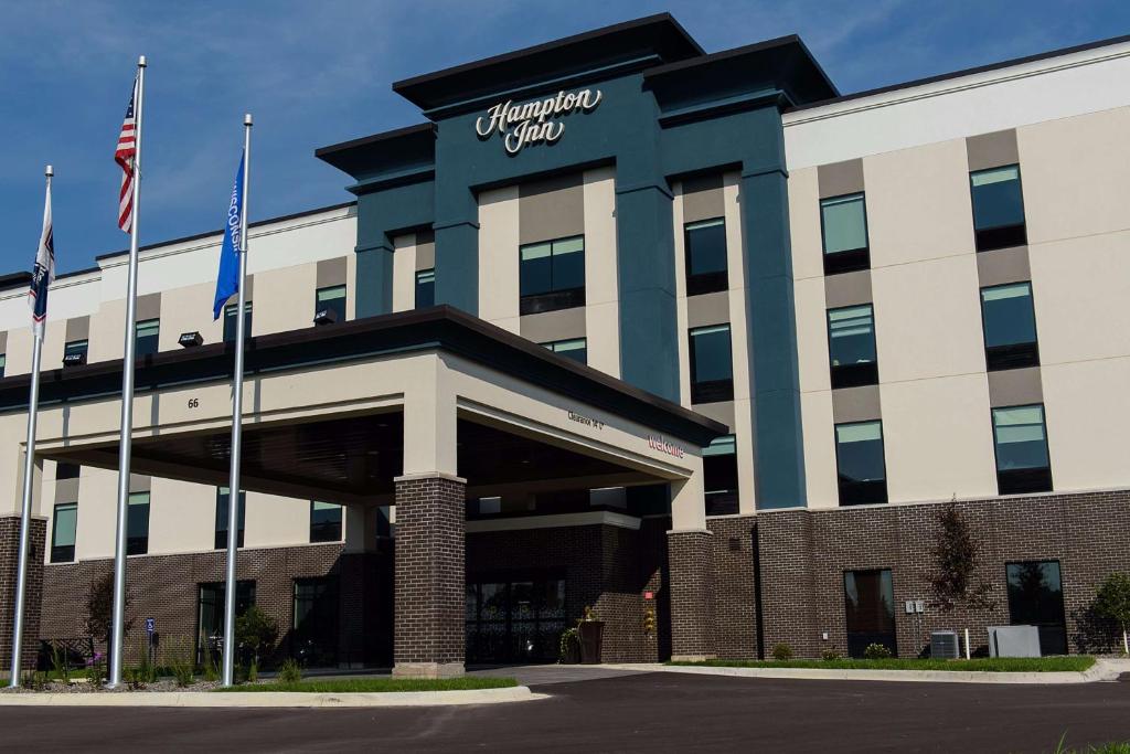 an office building with the words university city at Hampton Inn Superior Duluth, Wi in Superior