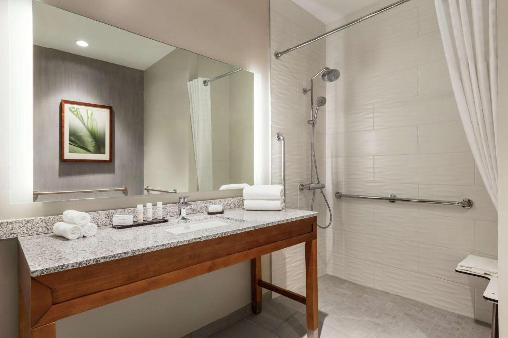 Embassy Suites By Hilton Sarasota - Two Room King Suite - Acceso A La Movilidad