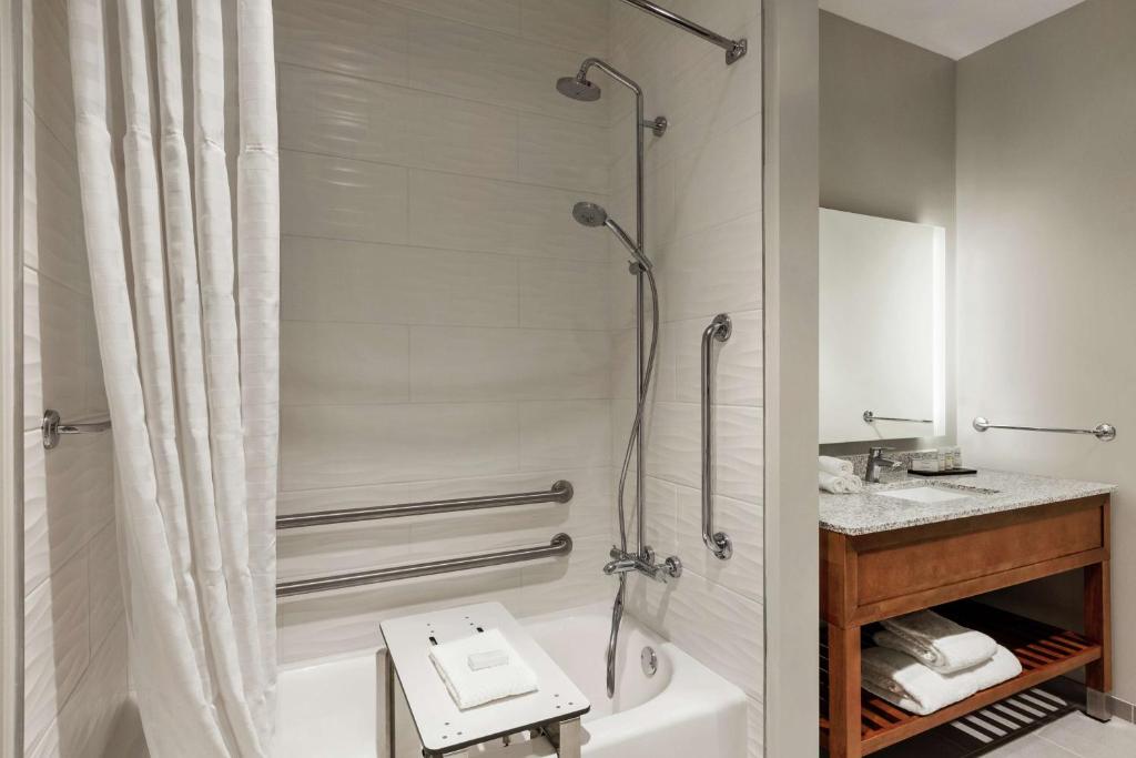Embassy Suites By Hilton Sarasota - King Suite - Acceso Auditivo