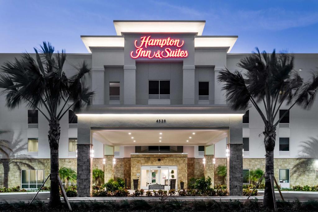 um hotel com uma placa que lê Hampton inn e suites em Hampton Inn & Suites West Melbourne-Palm Bay Road em Melbourne