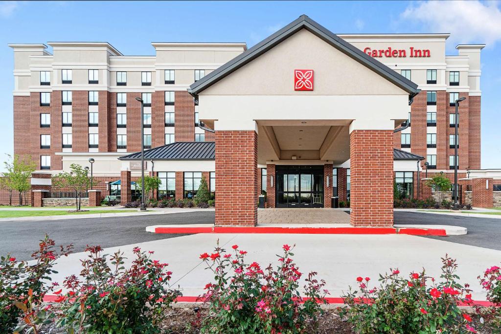 een weergave van de buitenkant van een ziekenhuis bij Hilton Garden Inn Edmond/Oklahoma City North in Edmond